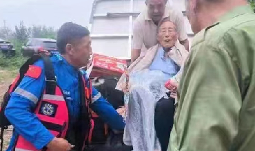 洪水不退  我们一直站斗在第一线  新蔡县红十字蛟龙义务救援队赴河北省涿州成功救援一名百岁老红军